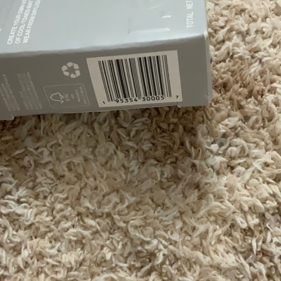 R.E.M. beauty eyeshadow palette in Principessa. - Picture 5 of 6